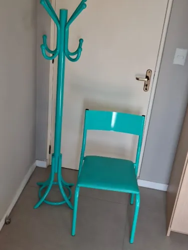 Conjunto de cabideiro e cadeira