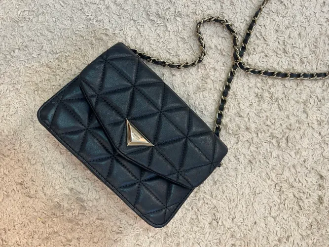 Bolsa Schütz Média Tiracolo 944 Matelassê Couro Preta - ORIGINAL