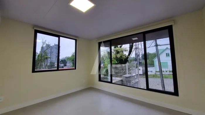 Casa Comercial com 263,26m², 7 salas no bairro Anita Garibaldi.