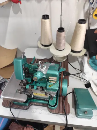 Máquina costura overlock semi industrial Flawil