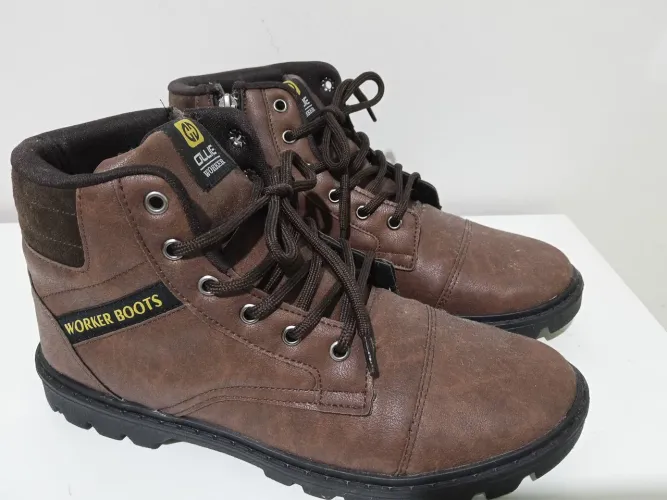 Botas na cor Marrom