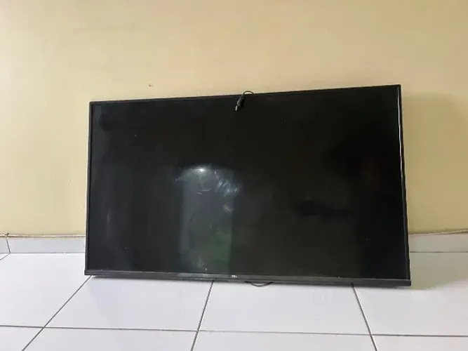 Televisão TCL 50 pol. para retirada de peças