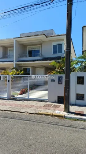 Sobrado com piscina em área nobre