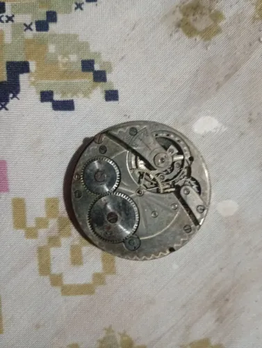 Mecanismo de relógio de bolso antigo Gyma