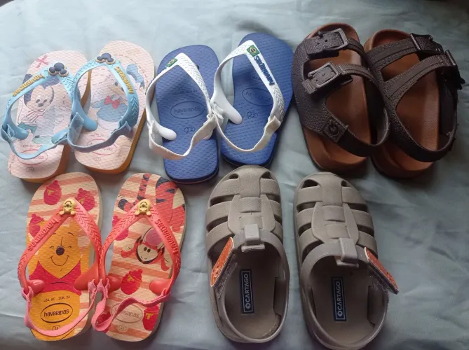 Vendo sapatinhos de bebê.