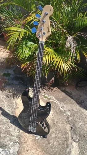 Baixo Squier by Fender 4 cordas - Jazz Bass estado de novo preto