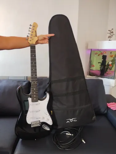 ? Guitarra Elétrica Winner Stratocaster Preta + Capa e Cabo