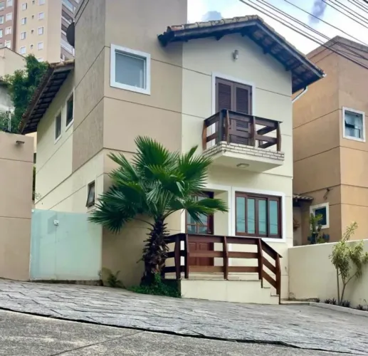 Casa 3 dormitórios 1 suíte em Condomínio Fechado