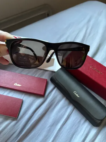 Óculos de sol masculino Cartier.