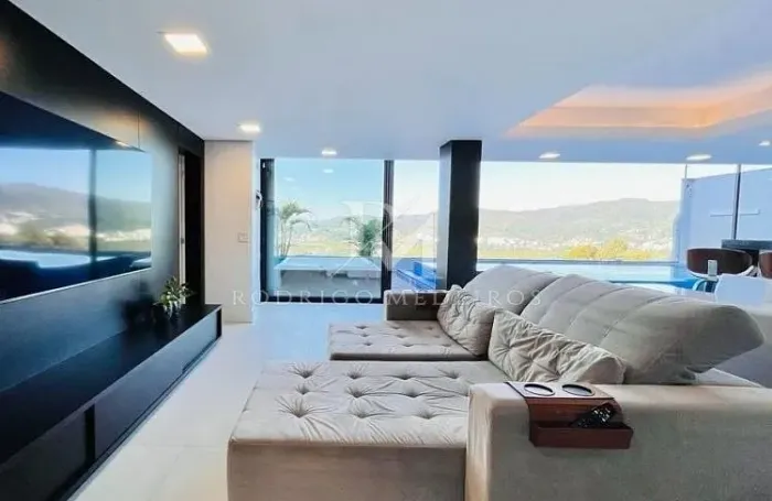 Casa com piscina, área gourmet integrada e energia solar na Trindade, Florianópolis.