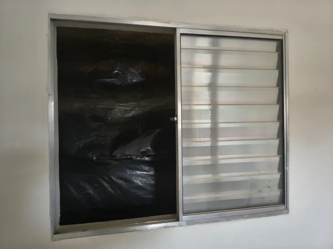 Vendo duas janelas veneziana de alumínio