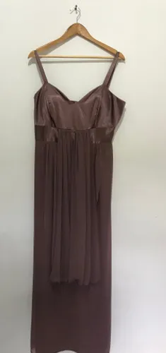 Vestido marrom de festa
