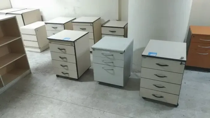 Gaveteiros escritório, com ou sem rodízios, cor bege claro ou marrom, 22u, bom estado.