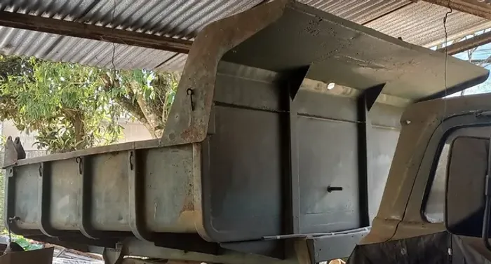 Vende-se caçamba para caminhão basculante