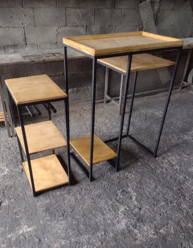 Aparador com prateleiras e porta taças, estilo industrial