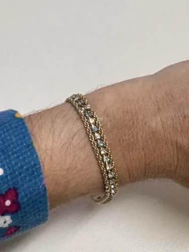 Lindíssima pulseira dourada em pedraria de strass azul e branca