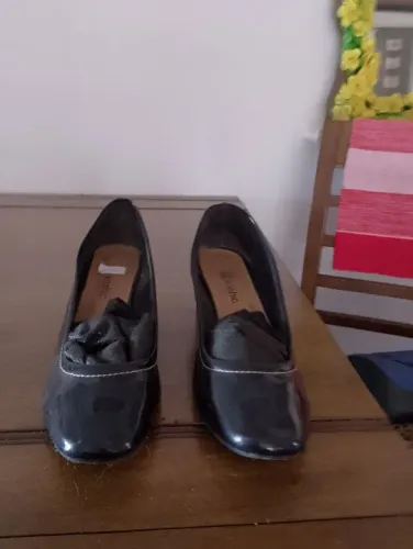 Sapatos femininos de salto médio, verniz, usado três vezes, excelente qualidade