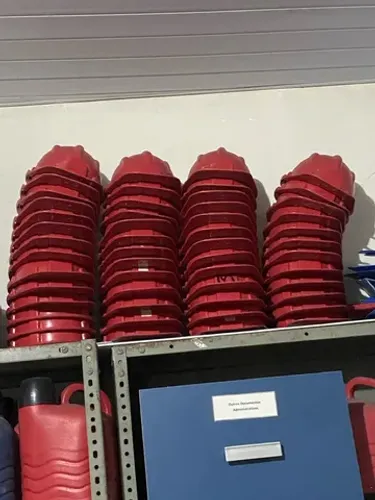 Capacete vermelho e azul