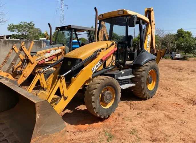 RETROESCAVADEIRA JCB 3CX 4x4 CONSERVADA