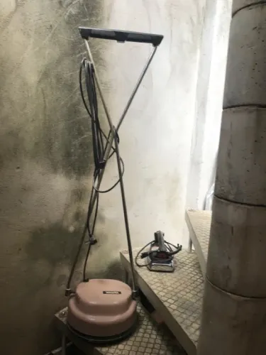 Enceradeira e ferro de passar roupas