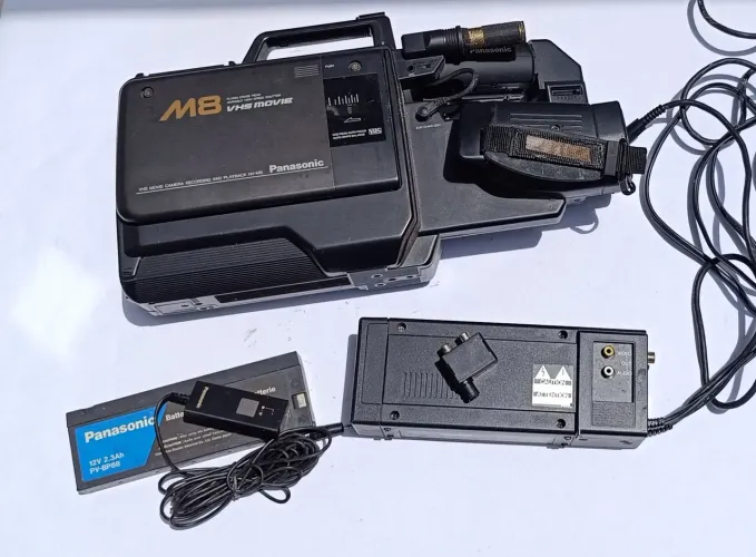 Filmadora VHS PANASONIC M8<br>Para peças ou consertar.