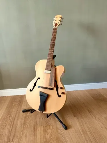 Guitarra artesanal de alto padrão modelo archtop (acústica) de 6 cordas