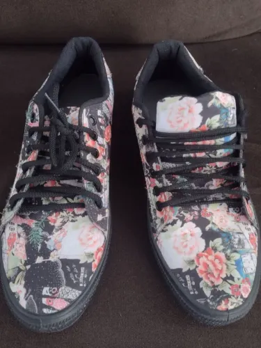 Tenis floral sem marca