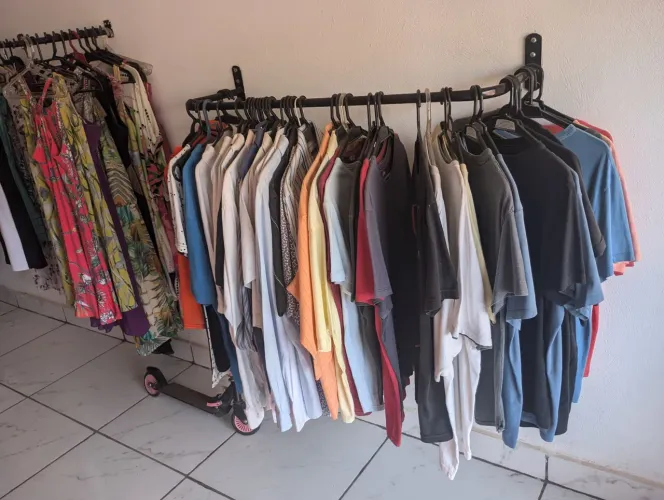 Lote fechado,contendo: vestidos F,roupas F e M,Novas e semi novas,chinelos novos, balcão.