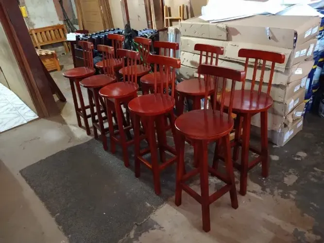 Banco alto com recosto de madeira de lei