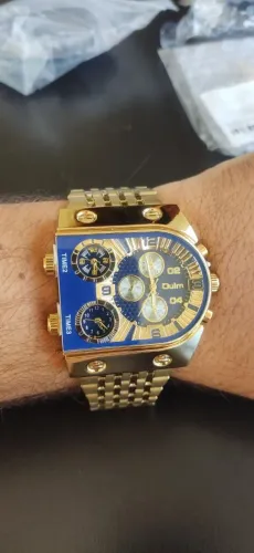 Relógio de pulso dourado