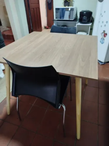 Mesa quadrada pés palito