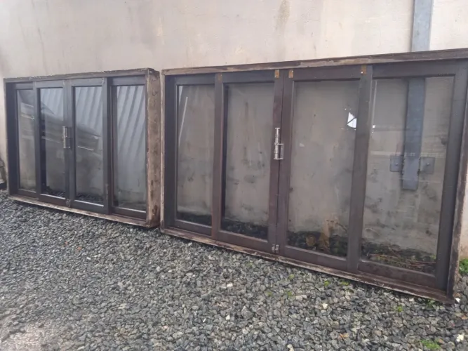 Duas janelas de madeira itaúba 