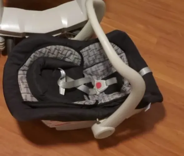 Bebê conforto Marca Galzerano, com porta sol removível e redutor de cabeça para o bebê