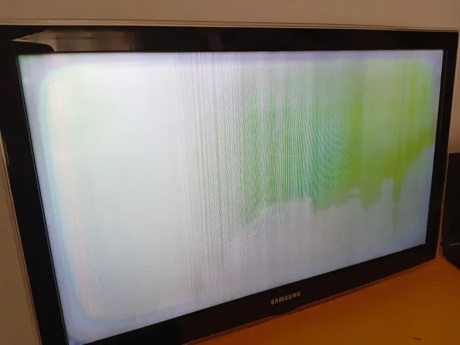 TV Samsung 32 UN32C4000PM (Defeito na tela)(ver fotos)