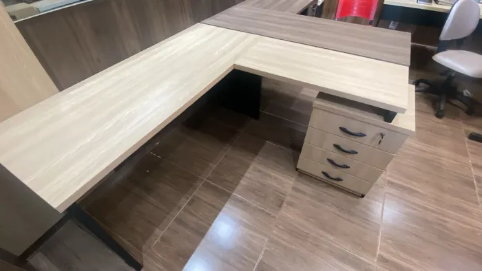 Mesa de Escritório L com Gaveteiro direto da fábrica 