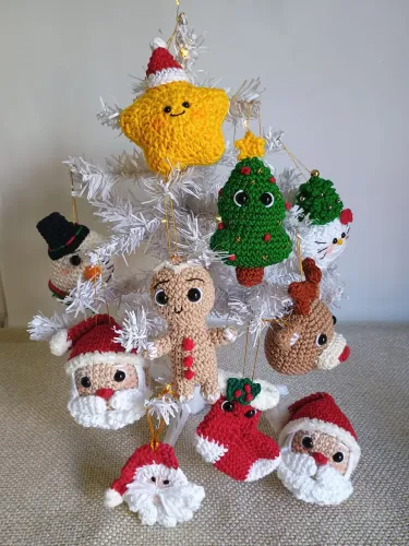 Enfeites de árvore de Natal em amigurumi