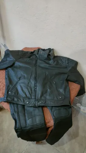 Conjunto motociclista jaqueta e calça de couro legítimo leia a descrição