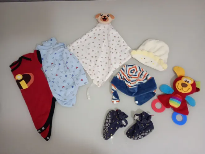 Liquida inverno Lote(naninha com prendedor de chupeta, toucas quentinhas, meia botinha...)