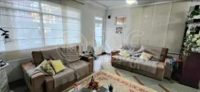 Casa para venda possui 478 metros quadrados com 5 quartos em Vila Isabel - Rio de Janeiro 