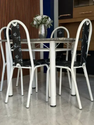 Conjunto mesa de jantar com cadeiras