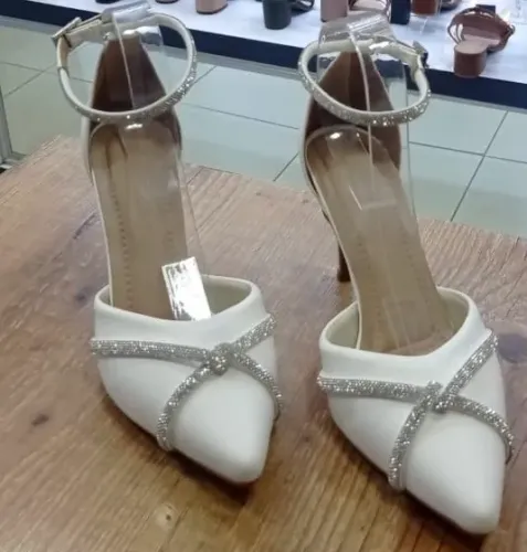 Scarpin de Salto Branca com Detalhes em Strass