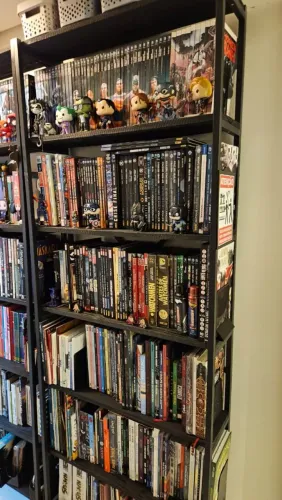Estante de Livros em Metal e Madeira - Perfeita para Quadrinhos!