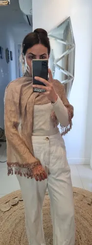 Lenço marrom nude feminino com detalhe em renda nas pontas