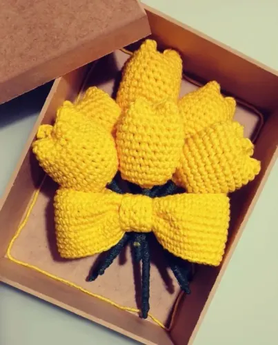 Buquê com 6 tulipas em crochê. Acompanha caixa 21x16x6.