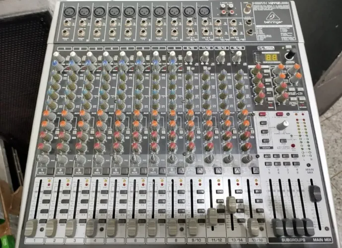 Mesa de som Behringer Xenyx X2442USB