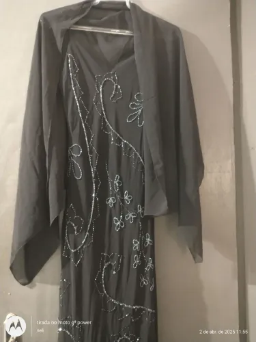 Vestido de Festa Longo Preto com Detalhes em Pedrarias