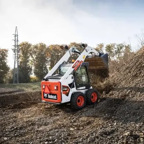 Terraplanagem, serviço com Bobcat mini carregadeira