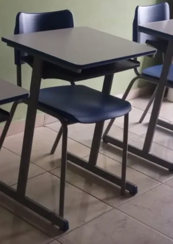 VENDO 6 CONJUNTOS DE MESA E CADEIRA ESCOLARES