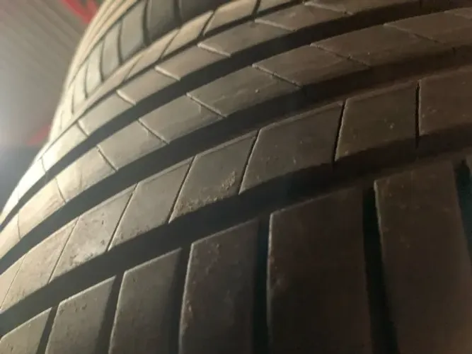 Pneu Bridgestone 225/50/17 90 % Vida util.