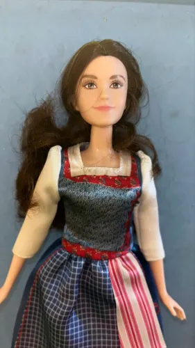 Boneca Bela Camponesa Emma Watson - Live Action A Bela e a Fera Disney